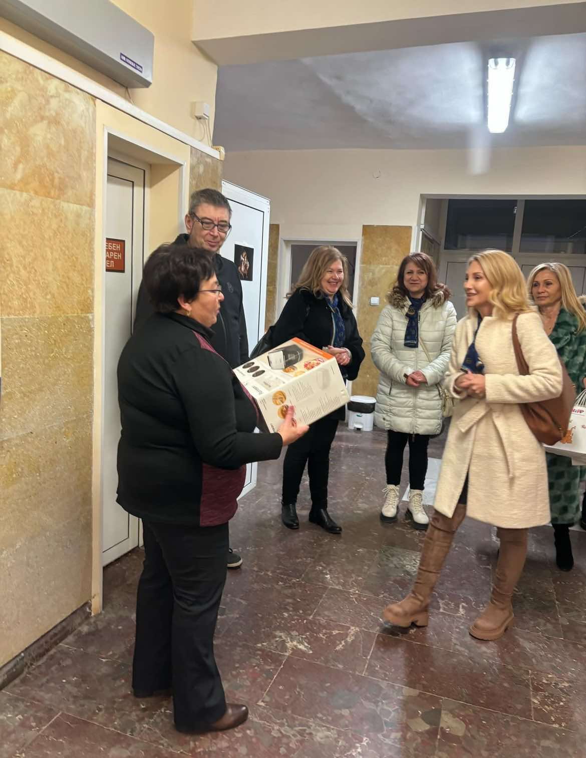 Дамите от Лайънс клуба в Бяла с дарение на Бабинден